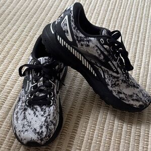 NWOT Women’s Brooks Adrenaline GTS 23 Black & White Camo Running Shoes, Size 9
